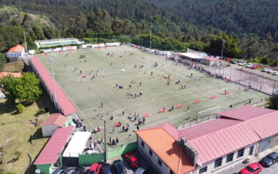 Los deportistas de Campo Lameiro estrenan campo de césped artificial